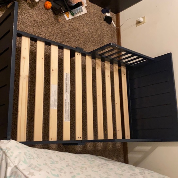 Toddler bed/ mattress included - Picture 1 of 4